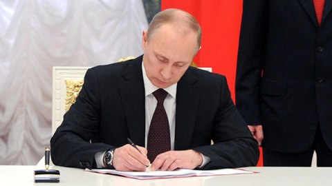 Putin Xəzərin hüquqi statusu ilə bağlı qanunu imzaladı  