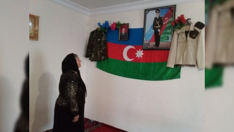 Şəhid zabitin anası: “Büküb gətirdikləri bayrağı məzarı üstünə sancmaq istədilər, qoymadım” - FOTOLAR