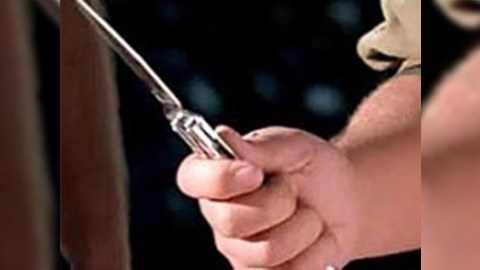 Bakıda iki nəfər küçədə bir-birini ürəyindən bıçaqladı