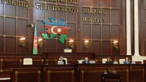 Milli Məclisdə deputat sayı azalıb...  