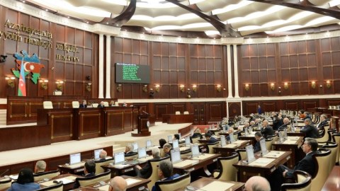 Vəkilin yaltaqlıqla bağlı təklifinə deputatlardan REAKSİYA