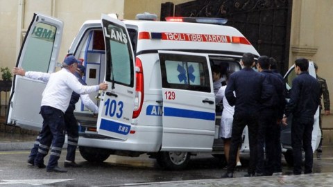 Yasamalda ağac qırılıb avtobus dayanacağına düşdü: Yaralılar var