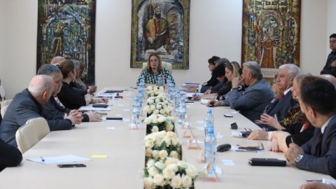 Daha bir universitetdə maaşlar artırıldı