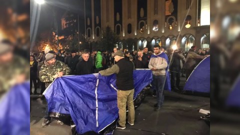  Parlamentin binası qarşısında çadırlar qurulur