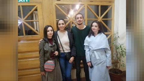 Azərbaycanlı jurnalist ermənilərlə bir arada