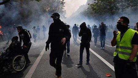 Aksiyada polisə qarşı nalayiq hərəkət edən jurnalist cərimələnib
