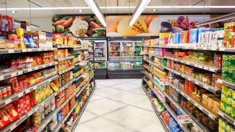 Bakıda bu marketdə istifadə müddəti ötmüş məhsullar satılır - FOTO
