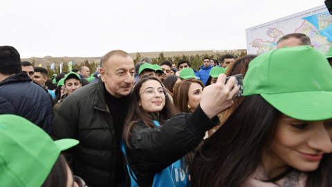 Prezident və birinci xanım gənclərlə selfi çəkdirdilər - FOTOLAR