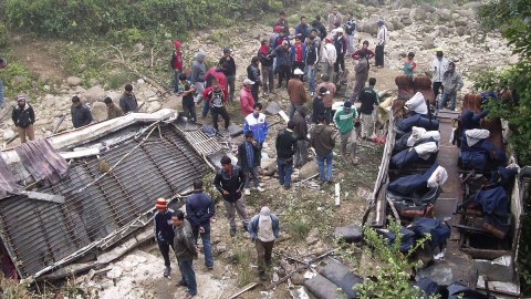 Nepalda avtobus dərəyə yuvarlanıb: 14 nəfər ölüb