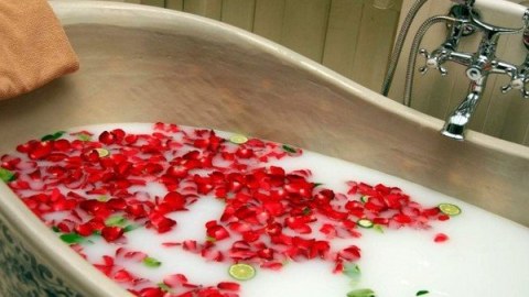 Dünyada maraqlı Yeni il qarşılamaları - gül ləçəkləri olan suda çimmək, bir gilə üzüm, uzun spagetti...