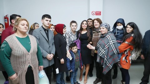 Leyla Əliyeva müalicə alan uşaqlarla görüşüb - FOTO