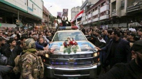 Qasım Süleymaninin cənazəsi Amerika istehsalı olan maşında aparıldı - FOTO