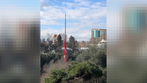 Türkiyənin Azərbaycandakı səfirliyinin bayrağı endirilib