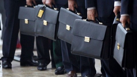 İngiltərə Çindəki diplomatlarını geri çağırdı  