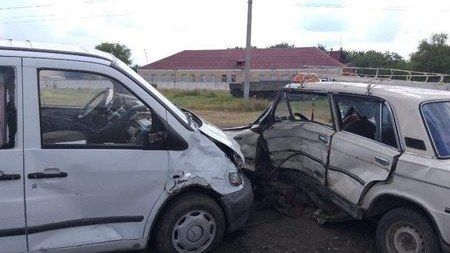 Gədəbəydə mikroavtobusla minik maşını toqquşub - ölən və yaralananlar var