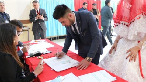 Azərbaycanda bəylə gəlin seçki məntəqəsində - FOTOLAR