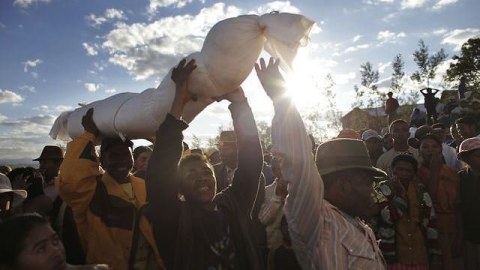 Dünyanın qəribə dəfn adətləri – ölü ilə rəqs, striptiz, ərləri üçün özlərini yandıran qadınlar…
