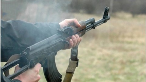 Azərbaycanda ər arvadını, qaynını və qayınanasını güllələyib, sonra özünü vurdu