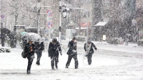 Hava: Sabah Bakıda yağış, bölgələrdə qar yağacaq