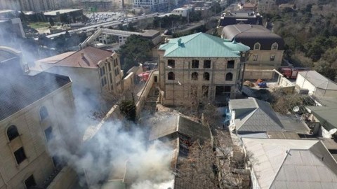 Bakıda həyət evində yanğın: alov qonşuluqdakı evləri də bürüdü