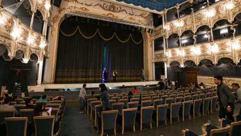 Könülsüz doldurulan tamaşaçı zalları  - Və ya teatrlara maraq niyə azalıb?
