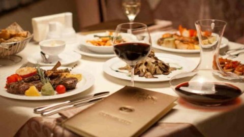 Koronavirus paytaxt restoranlarını da “vurdu” - stəkanda içki içmirlər, müştərilər azalıb