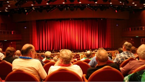 “İnsanları tamaşadan çox onların səhhəti maraqlandırır” – Teatrlar isə bilet satır