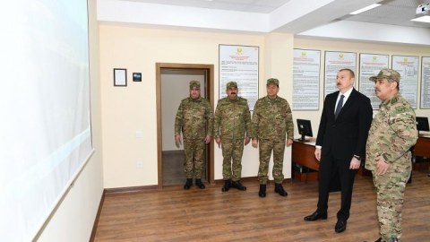 Dövlət başçısı hərbi hissədə yaradılan şəraitlə tanış oldu - FOTO