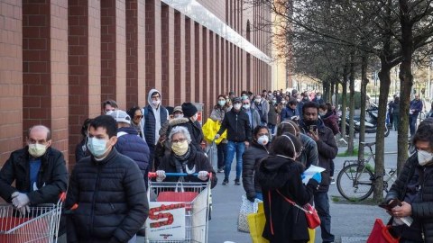 İtaliyada vacib olmayan istehsalat müəssisələri bağlandı