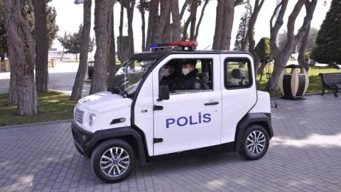 Bakı polisi küçəyə çıxan 65 yaşdan yuxarı insanları evə qaytarır - FOTO