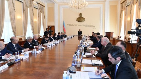 Deputat Operativ qərargaha irad tutdu: “Özləri yaxın oturub bizə deyirlər, məsafə saxlayın”