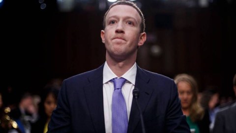 “Facebook”un sahibi jurnalistlərə 100 milyon dollar ayırdı