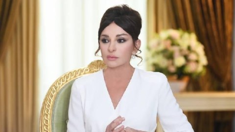Mehriban Əliyeva: “Uca Tanrıya dua edirəm ki, bu bəlanı evlərimizdən və ailələrimizdən uzaq etsin!”