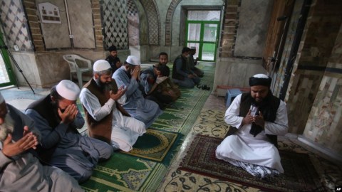 Pakistan məscidlərində cümə namazına icazə verildi