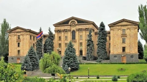 Ermənistanda kişi parlament binası qarşısında ağzını tikdi