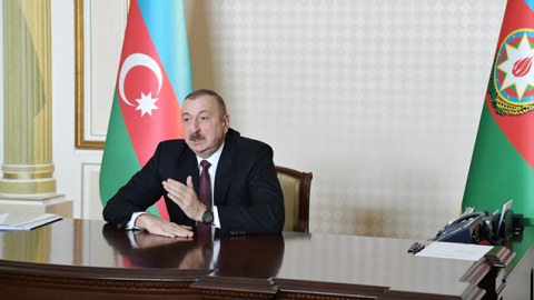 İlham Əliyev müxalifəti tənqid etdi: “Paltonun üstündən narıncı mayka geyinmişdilər” 