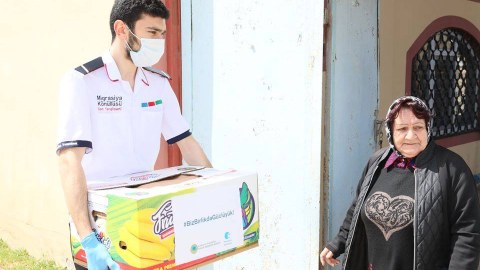 Dövlət Miqrasiya Xidməti əcnəbi ailələrə ərzaq bağlamaları payladı - FOTO