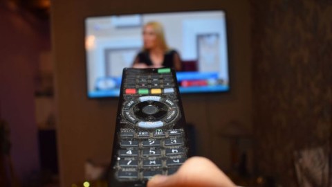 Efir qaydalarını pozan, reytinq xatirinə vulqar sözlər işlədən teleaparıcılar…