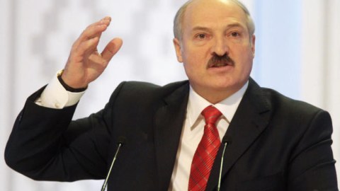 Parad keçirmək axmaqlıqdır - Lukaşenkoya cavab