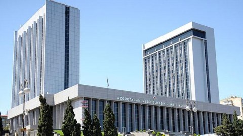 Deputatlar dövlət dili ilə bağlı müzakirələr apardı