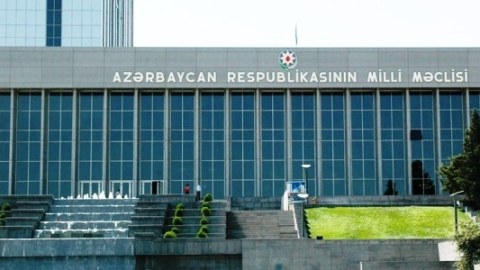 Milli Məclisin 80-dən çox əməkdaşı işdən çıxarılıb