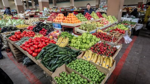 Maska və əlcək taxmayan satıcılar, müştərilər... - Sumqayıt bazarından FOTOREPORTAJ