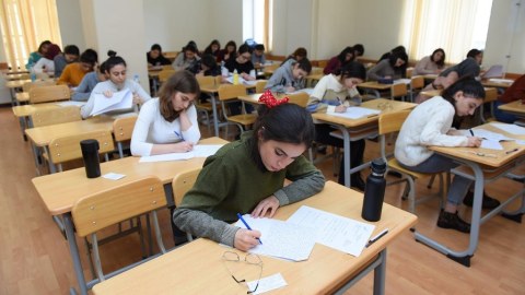 İmtahanlarda iştirak edən abituriyentlər arasında məsafə 2 metr olacaq