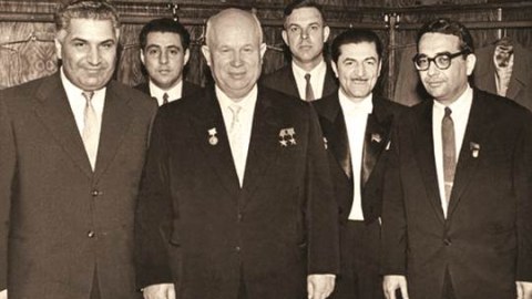 Bir şəklin tarixçəsi: Vəli Axundov, Nikita Xruşşov, Niyazi, Qara Qarayev… və TORBATİKƏN