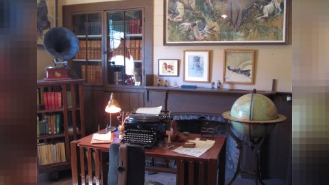 Yazıçı və şairlərin karantin günləri: filmə baxanlar, kitab yazanlar, yeni ssenari işləyənlər…