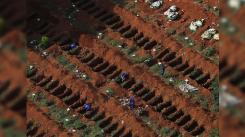 Braziliyada virusdan bir gündə 1 000-ə yaxın insan öldü