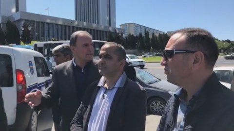 Milli Məclisin qarşısında aksiya - Polisdən AÇIQLAMA