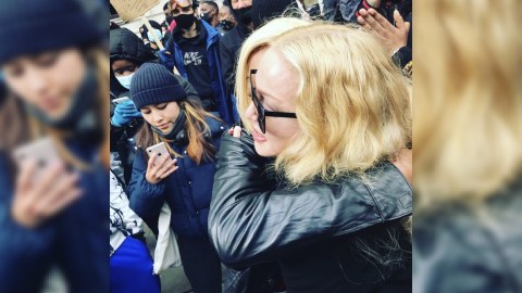 Madonna etirazlara qoltuqağacında qoşuldu - FOTO
