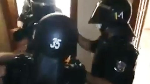 Polisə zibil atan Bakı sakini evindən belə çıxarıldı - VİDEO
