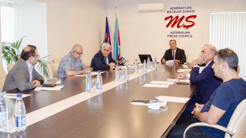 Mətbuat Şurası icra başçısının və deputatın şikayətinə baxdı